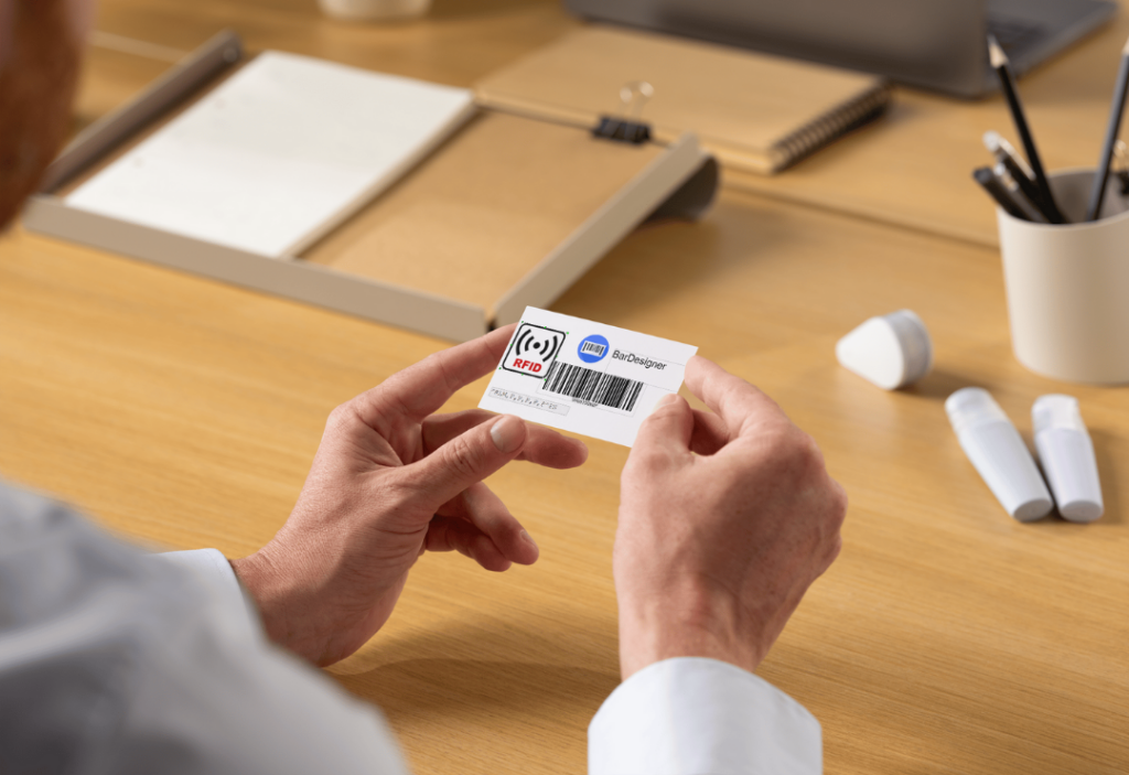 Étiquette RFID UHF imprimée et encodée avec le logiciel BarDesigner lors d’un processus print and encode - IDTRACE RFID