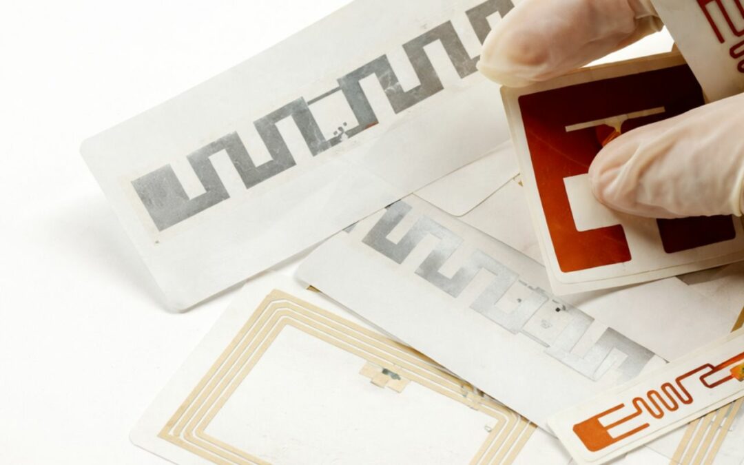 RFID UHF vs HF : quelle technologie choisir selon votre secteur ?